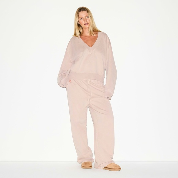 SKIMS Boyfriend Fleece Oversized V-Neck Pullover in Light Fawn L - Picture 2 of 8